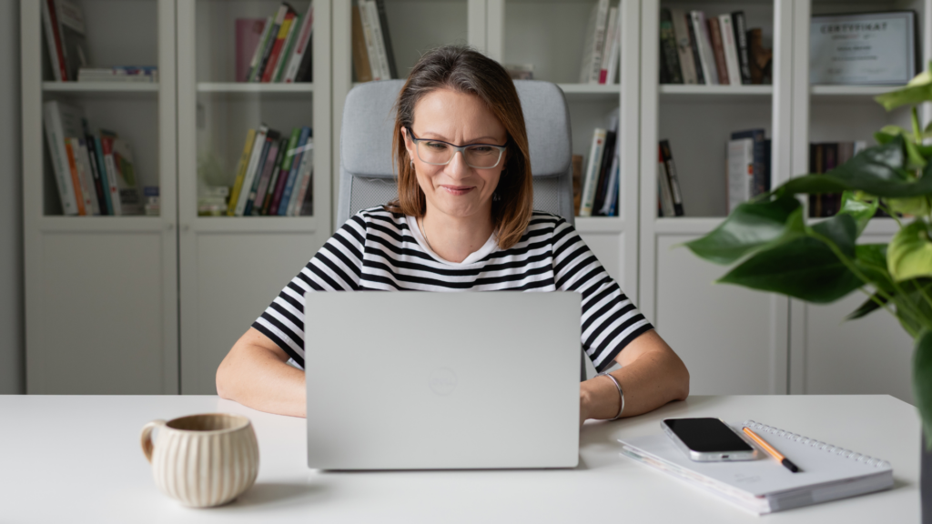Anna Baron praca przy komputerze rozmowa online