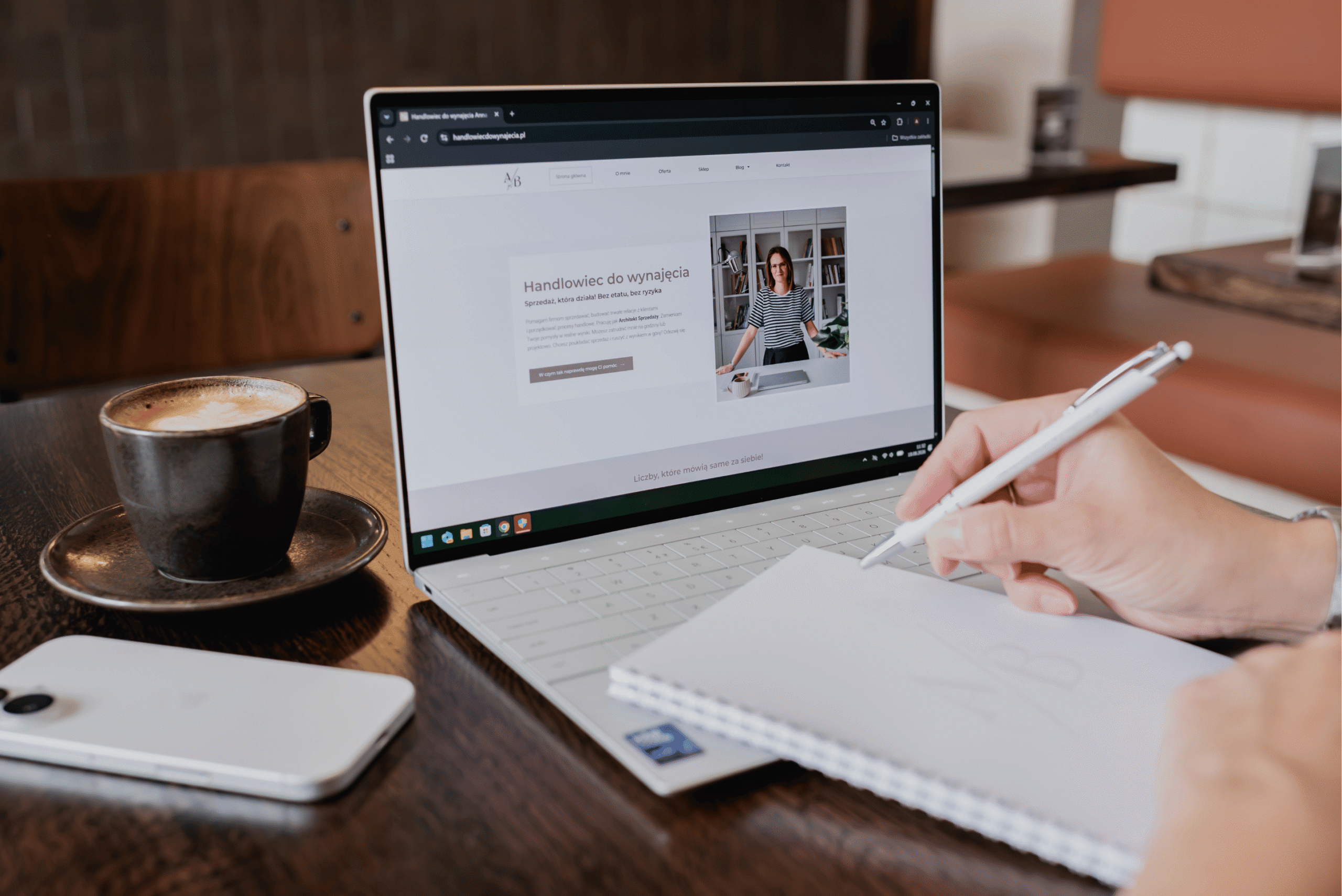 kobieta biznesu praca online przy komputerze