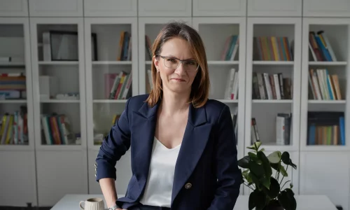 anna-pozuje-w-granatowym-garniturze-blog-artykul