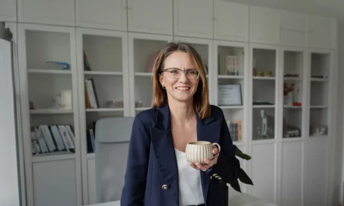 anna-pozuje-w-granatowym-garniturze-z-kubkiem-kawy-artykul