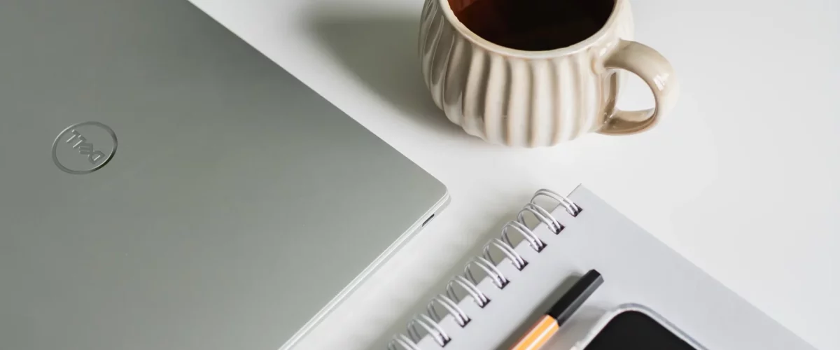 biurko-handlowca-do-wynajecia-laptop-kubek-z-kawa