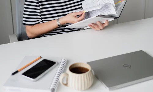 biurko-handlowca-pracujacego