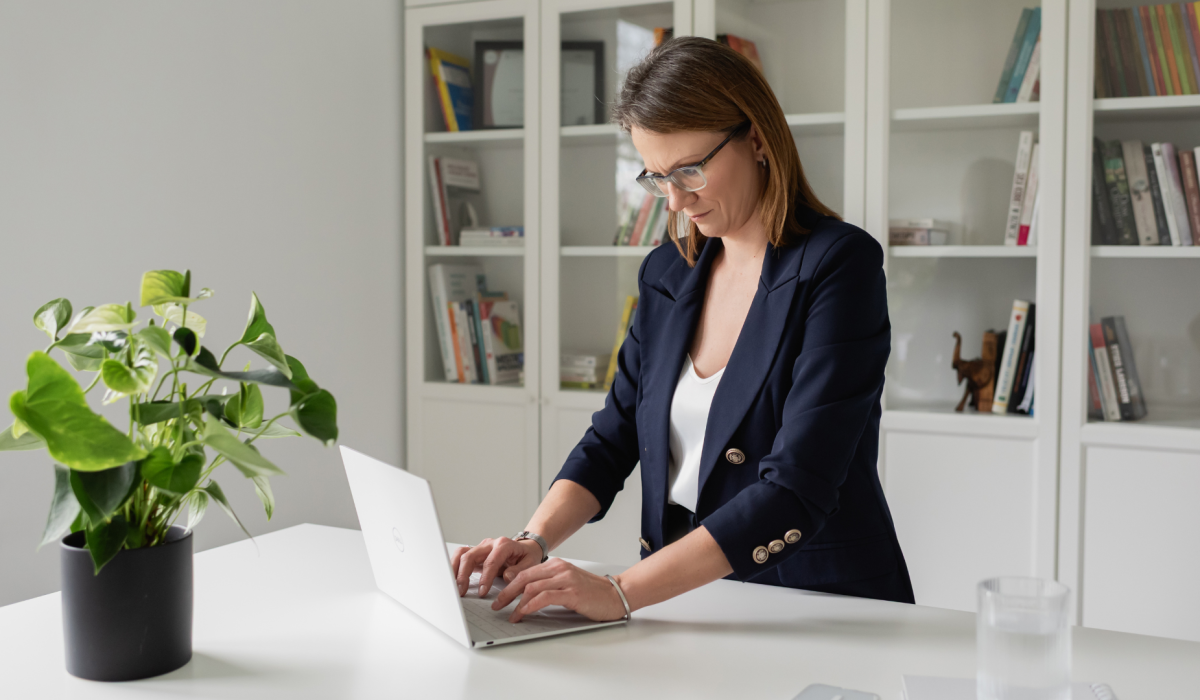 Anna Baron kobieta pracująca przy komputerze