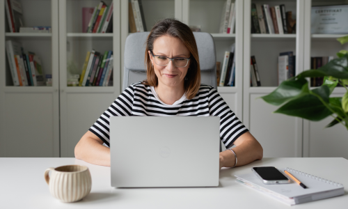 Anna Baron praca przy komputerze rozmowa online